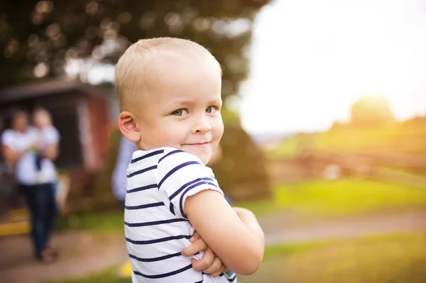 Liten pojke reser — Stockfoto