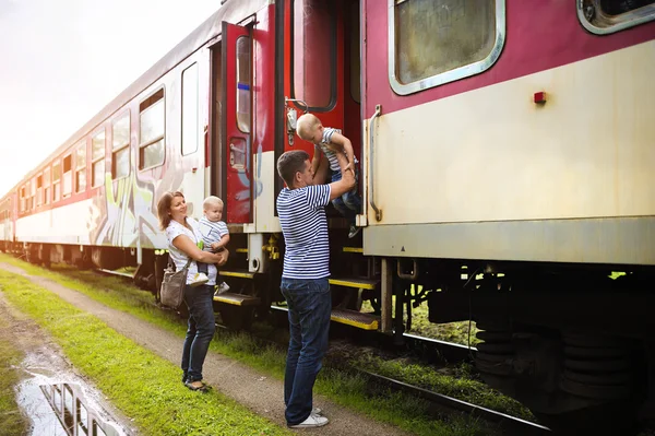 Viajes en familia en tren — Foto de Stock