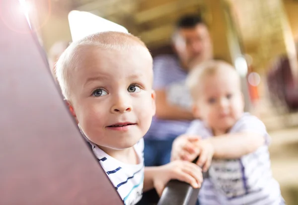 Familj reser i tåg — Stockfoto