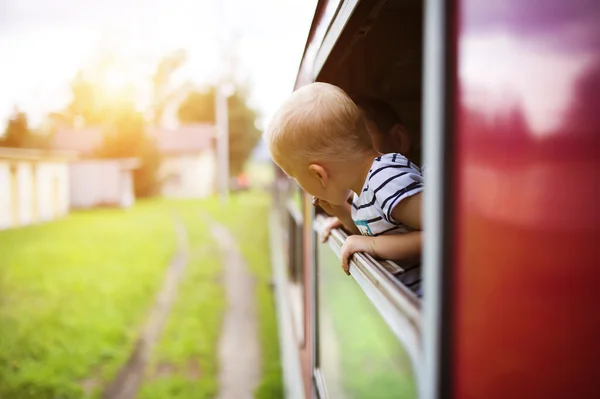 Menino viajando de trem — Fotografia de Stock