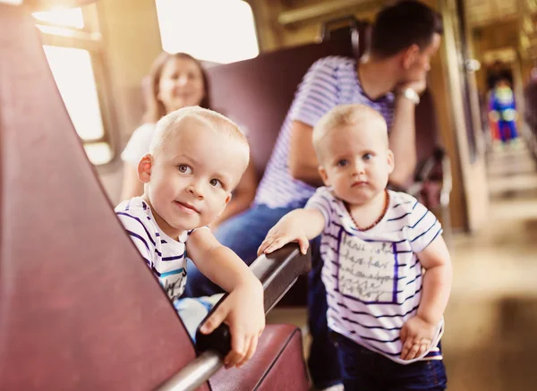 Rodina cestování ve vlaku — Stock fotografie