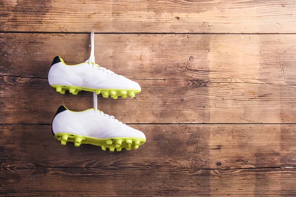 Buty piłkarskie na podłodze — Zdjęcie stockowe