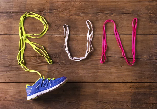 Zapato de correr en el suelo — Foto de Stock