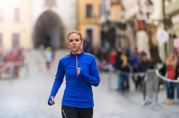 Жінка біжить в місті — стокове фото
