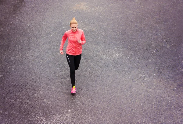 Donna che corre in città — Foto Stock