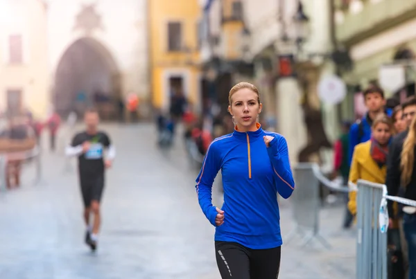 Woman Running in the city — Stock Photo, Image