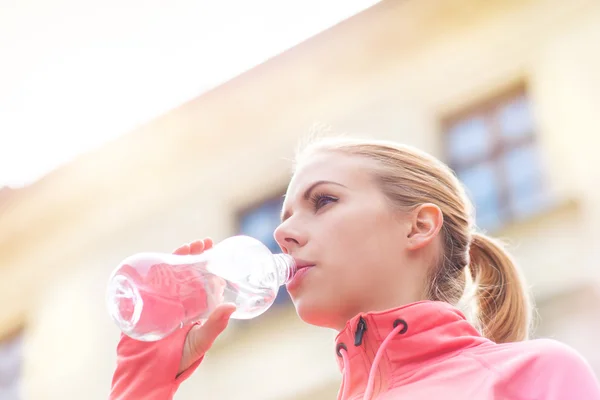 Woman Running in the city — Stock Photo, Image