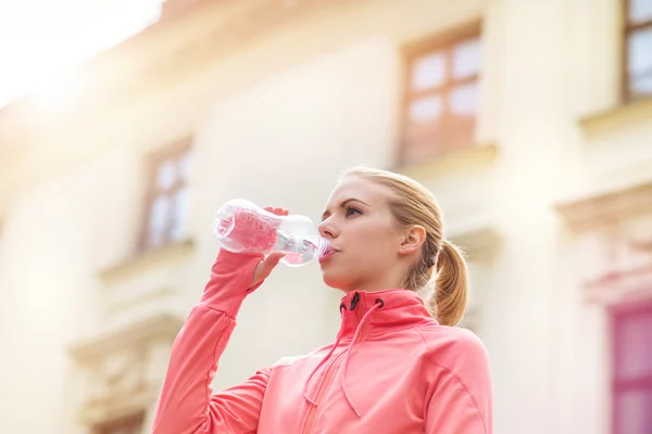 Woman Running in the city — Stock Photo, Image