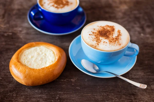 Kaffee und Kuchen auf einem Tisch — Stockfoto