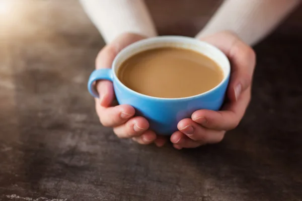 Frau mit Tasse Kaffee nicht wiederzuerkennen — Stockfoto