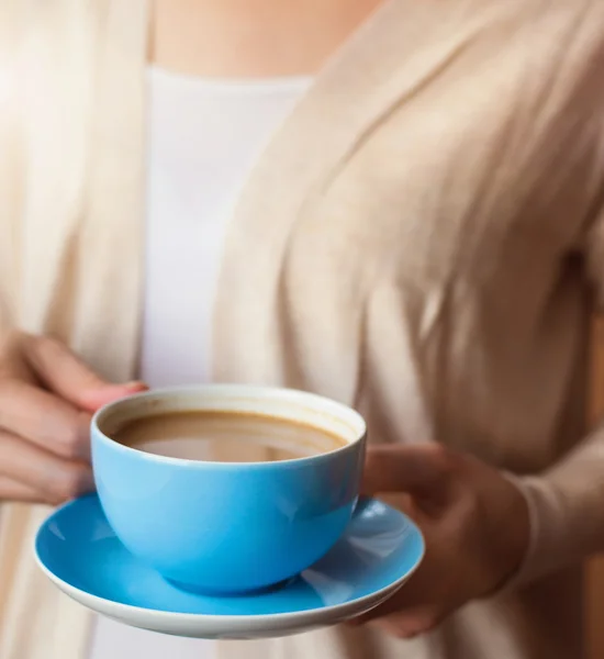 Frau mit Tasse Kaffee — Stockfoto