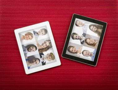 Çeşitli insanların yüzleri ile iki tablet
