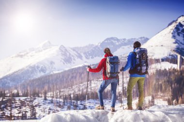 Dışarıda kış doğada hiking Çift