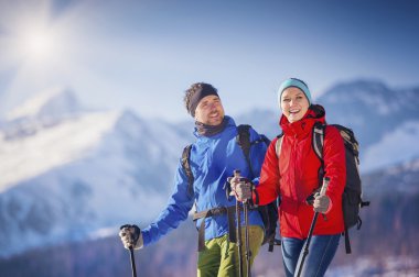 Dışarıda kışın hiking Çift