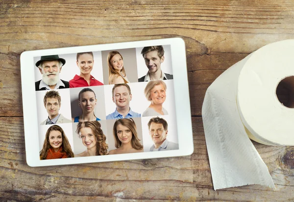 Digitale tablet met groep mensen de portretten — Stockfoto