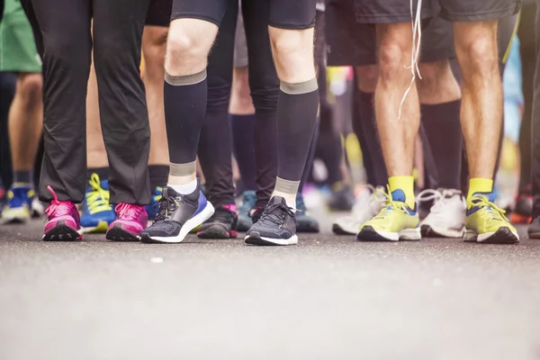 Coureurs au départ d'une course en ville — Photo