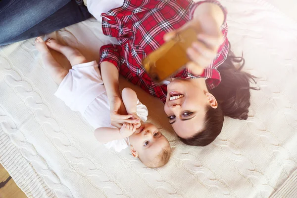 Holčička a její matka brát selfie — Stock fotografie