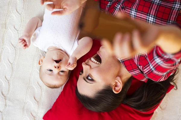 Bambino ragazza e suo madre taking selfie — Foto Stock