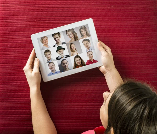 Tablet com vários rostos de seus amigos . — Fotografia de Stock
