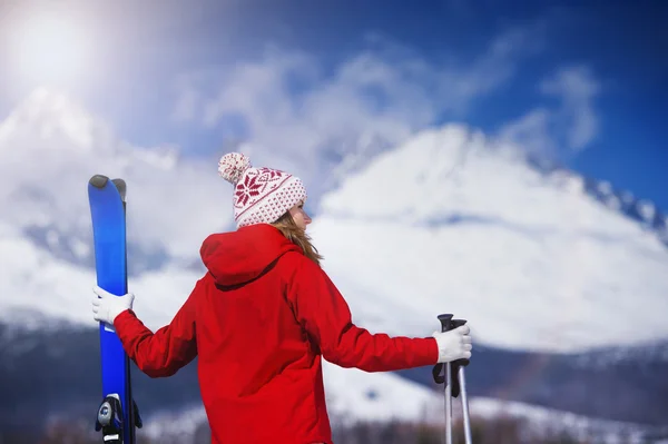 Ski féminin en hiver — Photo