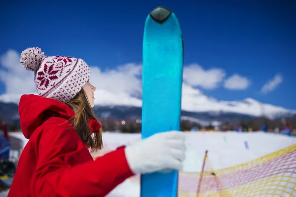 Kobieta na nartach w zimie — Zdjęcie stockowe