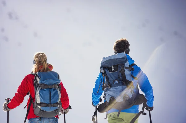冬のハイキングのカップル — ストック写真
