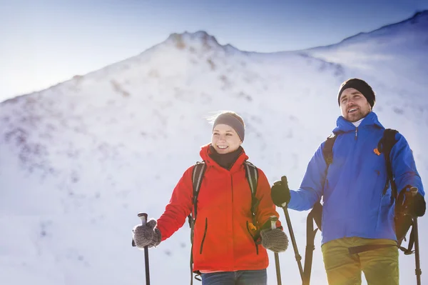 Couple hiking in winter — Stock Photo, Image