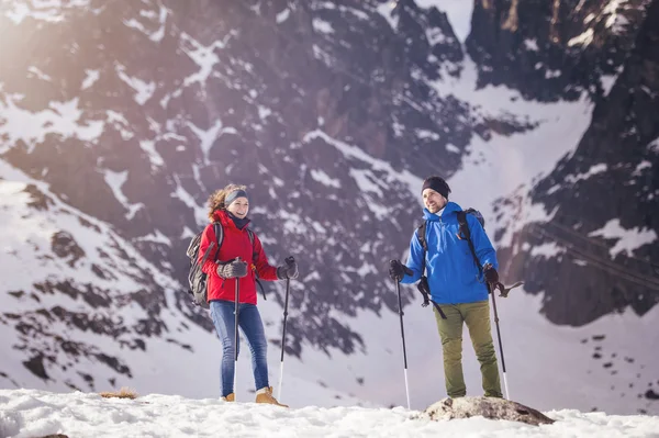 Pareja de senderismo en invierno — Foto de Stock