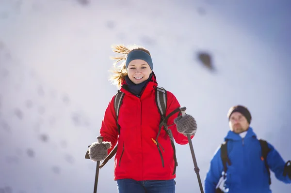 Couple hiking in winter — Stock Photo, Image