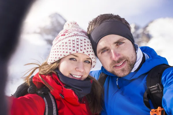 Couple hiking outside in winter nature — Stock Photo, Image