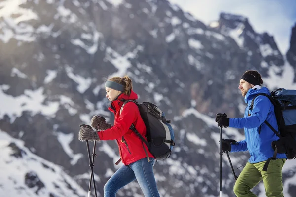 Caminhadas casal fora no inverno natureza — Fotografia de Stock