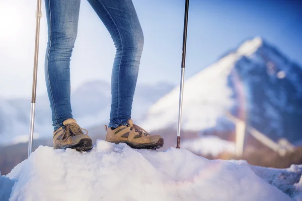 Femme randonnée en hiver nature — Photo