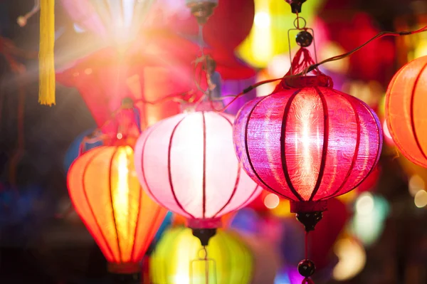 Lanternas de seda coloridas tradicionais — Fotografia de Stock
