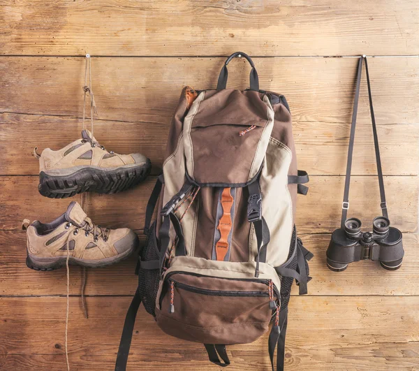 Equipamentos para caminhadas pendurar em uma cerca — Fotografia de Stock