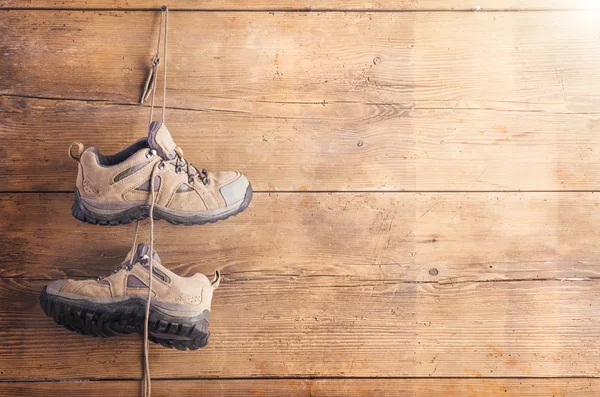 Sapatos de caminhada pendurar em uma cerca — Fotografia de Stock