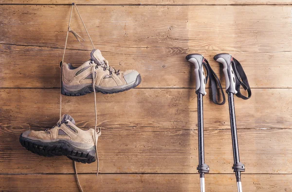 Bastoncini da nordic walking e scarpe da trekking — Foto Stock