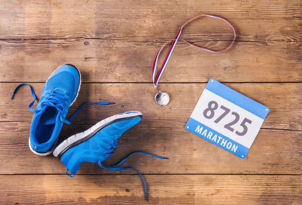 Koşu ayakkabıları, madalya ve yarış numarası — Stok fotoğraf