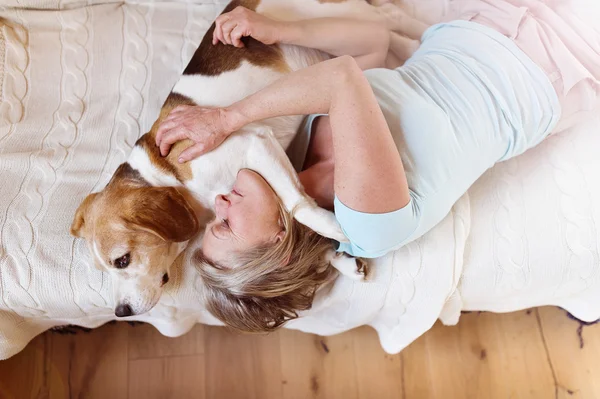 Äldre kvinna med hennes hund — Stockfoto