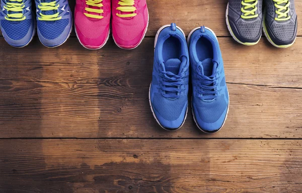 Zapatillas de correr en el suelo —  Fotos de Stock