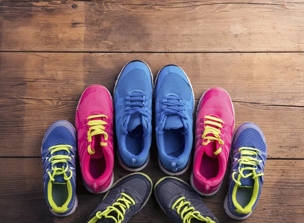 Αθλητικά παπούτσια στο πάτωμα — Φωτογραφία Αρχείου