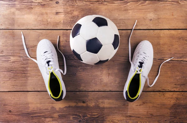 Fotboll grejer på golvet — Stockfoto