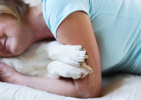 Senior mujer y perro — Foto de Stock