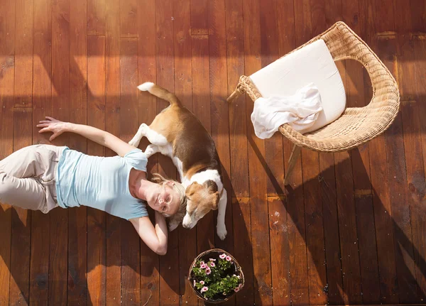 Femme âgée et chien — Photo