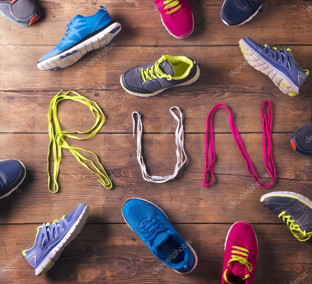 Chaussures de course sur le sol — Photo de stock par ©halfpoint