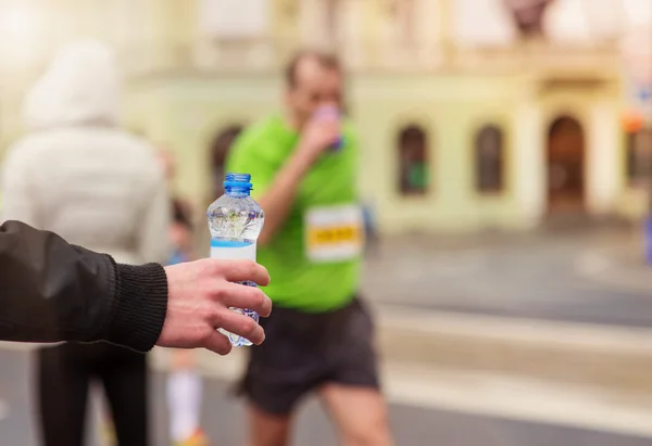 Hardlopers nemen een fles water — Stockfoto