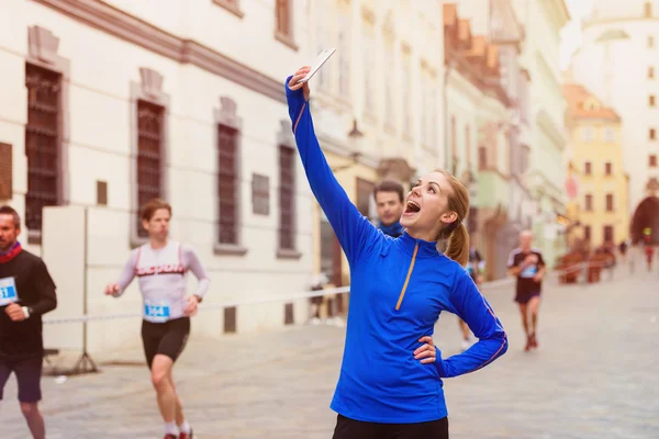 Frau macht ein Selfie — Stockfoto