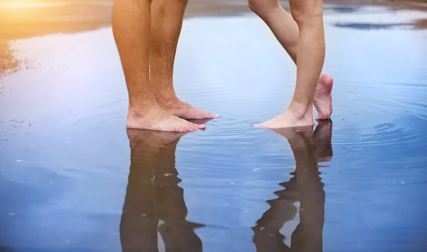 Piedi che camminano in pozzanghera — Foto Stock