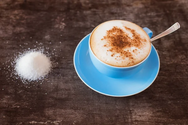 一杯のコーヒーと砂糖のヒープ — ストック写真
