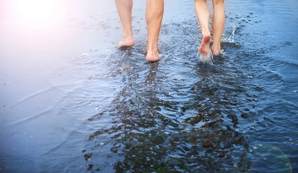 双脚行走在水坑里 — 图库照片