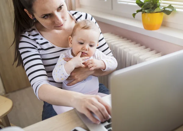 Mother with daugher working from home — Stock Photo, Image